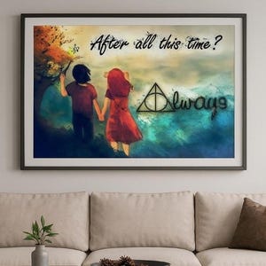 Può includere: Stampa artistica incorniciata con un'illustrazione in stile acquerello di due figure che si tengono per mano, con il testo "After all this time? Always." L'opera d'arte include il simbolo dei Doni della Morte. La stampa è esposta sopra un divano beige.