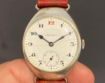 Reloj de pulsera de plata de los oficiales Doxa del período de la Primera Guerra Mundial alrededor de 1916/18. Caja de plata en forma de cojín producida en Suiza muy rara.