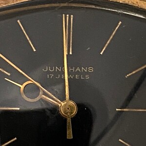 Linterna Junghans extremadamente rara de la década de 1950, chapada en oro, con caja de depósito, movimiento de cuerda manual, J84/S, esfera negra, funciona imagen 3