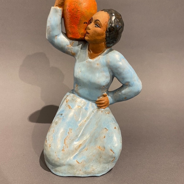 Figure en céramique avec décorations colorées Femme agenouillée avec une amphore d'eau sur son épaule Carli Bauer Anzengruber Wiener Keramik 1950 décoratif