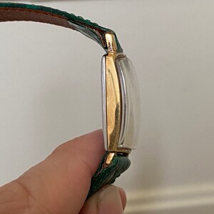 Linterna Junghans extremadamente rara de la década de 1950, chapada en oro, con caja de depósito, movimiento de cuerda manual, J84/S, esfera negra, funciona imagen 6
