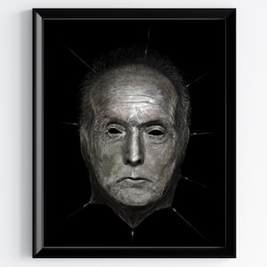 Könnte beinhalten: Ein Schwarzweißfoto eines Männergesichts, das Gesicht ist aus Metall und scheint mit Rissen bedeckt zu sein. Der Hintergrund ist schwarz.