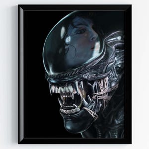 Puede incluir: Primer plano de una criatura alienígena con un casco negro y plateado. El casco tiene una visera transparente que revela un rostro humano en su interior. La criatura tiene una boca grande abierta con dientes afilados.