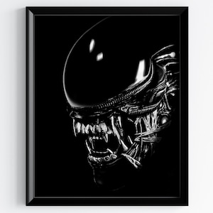 Pode incluir: Ilustração em preto e branco de uma criatura alienígena com uma grande boca aberta e dentes afiados. A cabeça da criatura está principalmente obscurecida pela sombra, mas seus dentes afiados e sua expressão ameaçadora são claramente visíveis.
