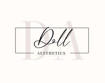 Puede incluir: Un logotipo en blanco y negro con el texto "Doll Aesthetics" dentro de un rectángulo negro.