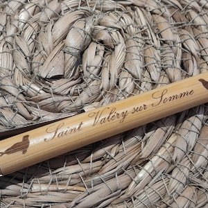 Bolígrafo de madera personalizable.