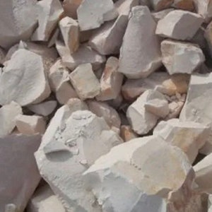 Peut inclure: Un tas de roches blanches et blanc cass&eacute;, certaines avec une texture rugueuse. Les roches sont de diff&eacute;rentes tailles et formes.