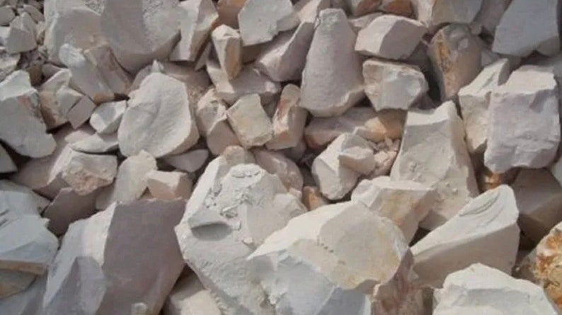 Peut inclure: Un tas de roches blanches et blanc cass&eacute;, certaines avec une texture rugueuse. Les roches sont de diff&eacute;rentes tailles et formes.