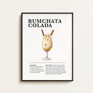 Puede incluir: Una impresión enmarcada que presenta un cóctel RumChata Colada. La imagen muestra un vaso alto lleno de una bebida cremosa de color marrón claro, adornada con palitos de canela. El título "RUMCHATA COLADA" se muestra en negrita, texto negro encima de la bebida.