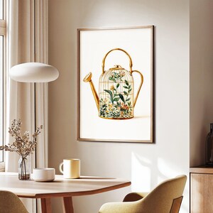 Peut inclure: Un arrosoir dor&eacute; avec un design de cage &agrave; oiseaux, rempli de plantes vertes et de fleurs. L'arrosoir est sur un fond blanc.