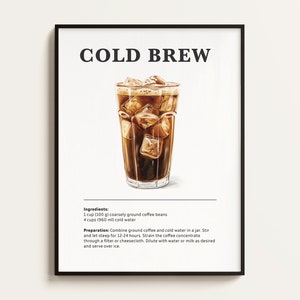 Pode incluir: Impressão emoldurada com uma ilustração em aquarela de café cold brew em um copo alto com cubos de gelo. O texto "COLD BREW" está no topo, com os ingredientes e as instruções de preparo abaixo. A impressão está em uma moldura preta.