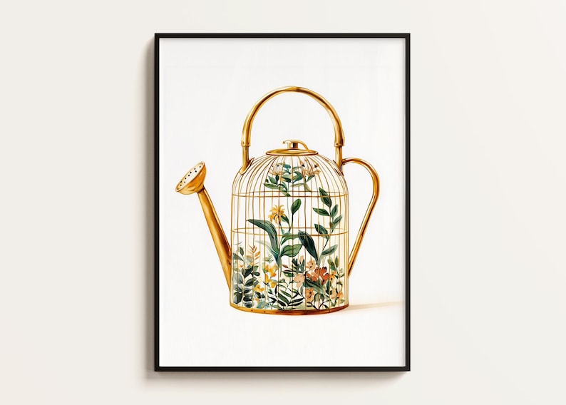 Peut inclure: Un arrosoir en or avec un motif de cage &agrave; oiseaux, rempli de feuilles vertes et de fleurs blanches.