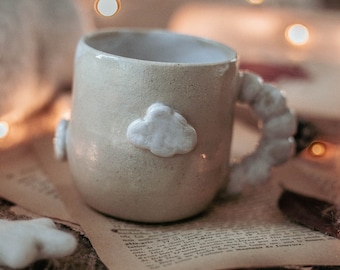 Tasse en céramique faite à la main ornée de nuage