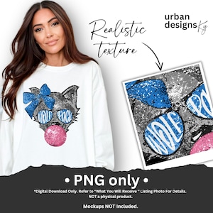 Può includere: Felpa bianca con una grafica di lupo con occhiali da sole e una bolla di gomma da masticare. Il lupo ha un fiocco blu e la scritta "WOLF PACK". L'immagine include anche il testo "Realistic Texture" e "PNG only".