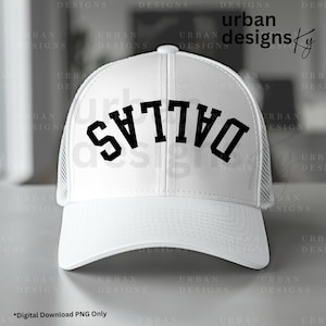 Könnte beinhalten: Weiße Trucker-Cap mit dem Wort "DALLAS" in fetten schwarzen Buchstaben auf der Vorderseite. Die Kappe hat einen Mesh-Rücken und einen gebogenen Schirm. Der Text "urban designs ky" befindet sich über der Kappe. Der Text "*Digital Download PNG Only" befindet sich darunter.