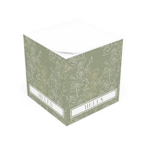 Puede incluir: Un bloc de notas con estampado floral verde y blanco con el nombre "HELEN" impreso en dos lados.