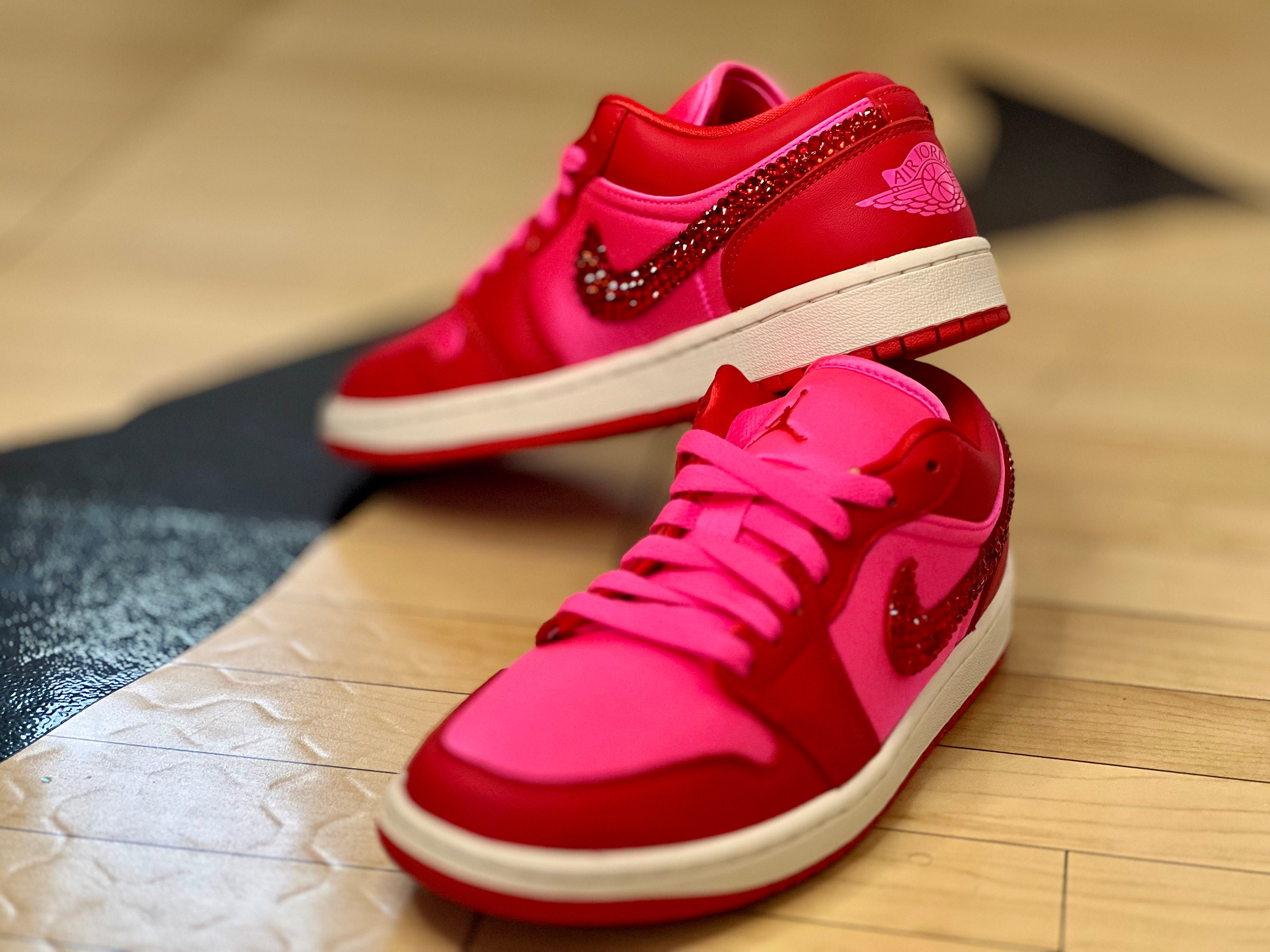 nike air jordan 1 mid premium trainers in white and red