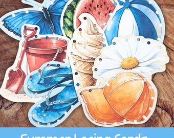 Op de afbeelding: Zomerlacingkaarten met een blauwe vlinder, watermeloen, ijsje, strandbal, madeliefje en pet. Elke kaart heeft gaten om te rijgen. De tekst "Summer Lacing Cards" staat onderaan.