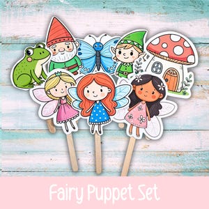 Può includere: Un set di marionette di carta su bastoncini di legno con illustrazioni a cartoni animati di una rana verde, uno gnomo, una farfalla blu, un elfo, una casa a fungo e tre fate con capelli biondi, rossi e scuri che indossano abiti colorati.