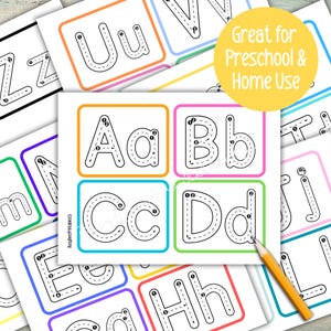 Puede incluir: Tarjetas de aprendizaje del alfabeto con las letras A, B, C y D, con l&iacute;neas punteadas para trazar. Las tarjetas tienen bordes de colores. Un l&aacute;piz amarillo descansa sobre las tarjetas. El texto dice "Great for Preschool & Home Use".
