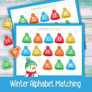 Puede incluir: Un juego educativo colorido titulado "Winter Alphabet Matching". El juego presenta ilustraciones de gorros de invierno con letras y un muñeco de nieve. El texto "I can match the alphabet" también es visible. El juego está diseñado para niños.