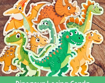 Op de afbeelding: Een verzameling dinosaurussen rijgkaarten. De kaarten tonen verschillende dinosaurussen in groen, oranje en geel, met witte rijggaten langs de randen. De tekst "Dinosaur Lacing Cards" staat onderaan.