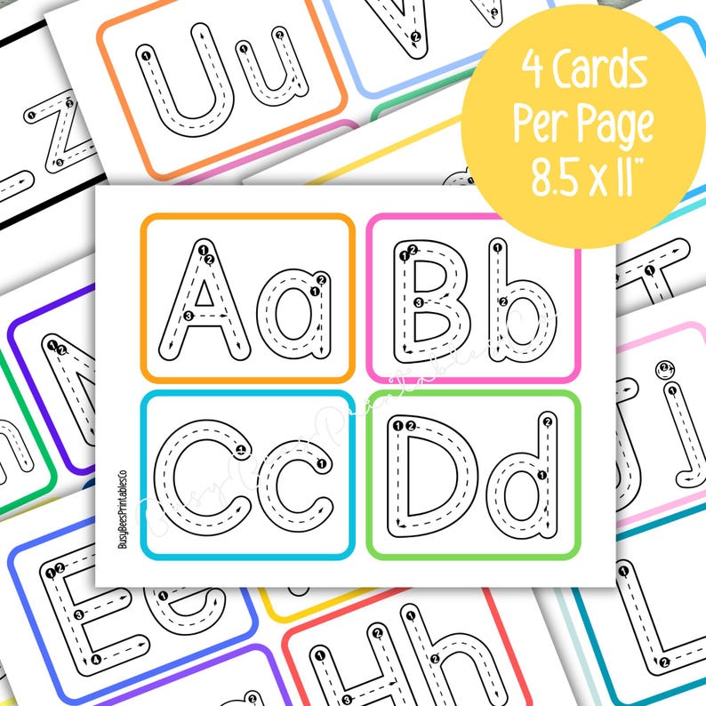 Puede incluir: Tarjetas blancas con bordes coloridos que presentan las letras may&uacute;sculas y min&uacute;sculas A, B, C y D, con l&iacute;neas punteadas para trazar. El texto "4 Cards Per Page 8.5 x 11" est&aacute; en un c&iacute;rculo amarillo.