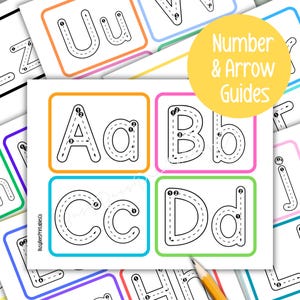 Puede incluir: Tarjetas de trazado del alfabeto con letras may&uacute;sculas y min&uacute;sculas A, B, C y D, cada una dentro de un borde de color. Las tarjetas incluyen flechas numeradas para guiar la formaci&oacute;n de las letras. El texto "Number & Arrow Guides" est&aacute; en un c&iacute;rculo amarillo.