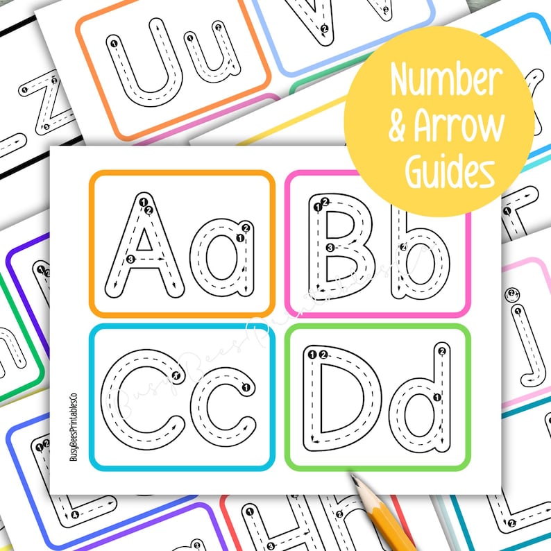 Puede incluir: Tarjetas de trazado del alfabeto con letras may&uacute;sculas y min&uacute;sculas A, B, C y D, cada una dentro de un borde de color. Las tarjetas incluyen flechas numeradas para guiar la formaci&oacute;n de las letras. El texto "Number & Arrow Guides" est&aacute; en un c&iacute;rculo amarillo.