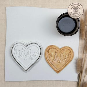 Tagliabiscotti a forma di cuore in fiamme / San Valentino / Timbro per biscotti a forma di cuore