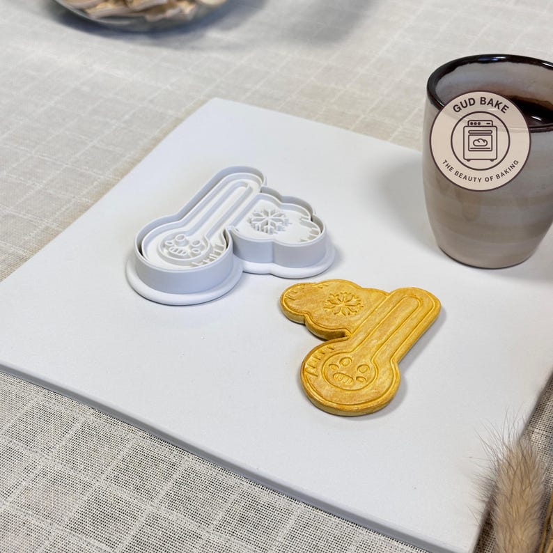 Cold Freezing Thermometer Cookie Cutter Side View: Profile shot highlighting the sturdy 1cm (0.4in) depth and reinforced handle. The 3D-printed texture provides a secure, ergonomic grip for consistent pressing.