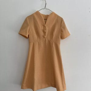 Robe babydoll orange faite main pour femme, tissu texturé original vintage des années 1960