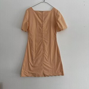 Robe nuisette pêche pour femme faite main à pois et encolure carrée, taille moyenne des années 1960