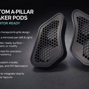 以下が含まれることがあります： ハニカムグリルデザインが特徴の、黒い3Dプリント製カスタムAピラー用スピーカーポッドのペア。テキストには「CUSTOM A-PILLAR SPEAKER PODS, FABRICATOR READY, Modern honeycomb grille design, Sold as a mirrored pair, Fabricator-ready surface」と記載されています。