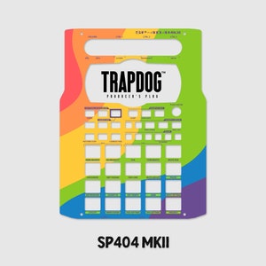 以下が含まれることがあります： 虹色のグラデーションデザインのカラフルなSP-404 MKIIパネルオーバーレイ。「TRAPDOG」と「PRODUCER'S PLUG」の文字が表示されています。「VOLUME」、「CUTOFF」、「CHOP」などのコントロールラベルが含まれています。「SP404 MKII」の文字が下にあります。