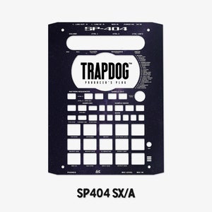 Peut inclure: Une peau personnalisée noire et blanche pour l'échantillonneur Roland SP-404, avec un design de type galaxie et le texte "TRAPDOG PRODUCER'S PLUG" en blanc. La peau a une variété de boutons et de molettes, notamment "VOLUME", "CUTOFF", "RESONANCE", "DRIVE", "PATTERN SEQUENCER", "SAMPLE EDIT", "SAMPLE MODE", "BANK", "PHONES", "MIC LEVEL", et "MIC IN".