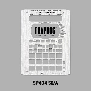 以下が含まれることがあります： Trapdog Producer's Plugロゴが付いた白黒のSP-404 SX/Aサンプラー。サンプラーには、サウンドとエフェクトを制御するためのさまざまなボタンとノブがあります。