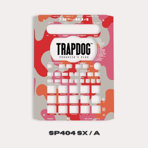 Puede incluir: Una piel personalizada roja, blanca y gris para el sampler Roland SP-404. La piel presenta un patrón de camuflaje con el texto "TRAPDOG PRODUCER'S PLUG" en negro.