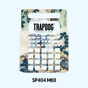 Puede incluir: Una piel de diseño japonés azul y blanco para el sampler Roland SP-404 MKII. La piel presenta un paisaje de montaña con árboles y un río. El texto "TRAPDOG PRODUCER'S PLUG" está impreso en negro en la piel.