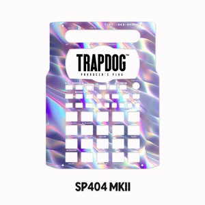 Könnte beinhalten: Ein holografischer Skin-Aufkleber für den Roland SP-404 MKII Sampler mit dem Text "TRAPDOG PRODUCER'S PLUG".