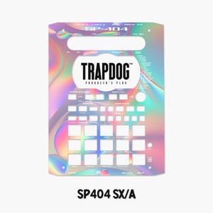 Peut inclure: Un autocollant holographique pour l'échantillonneur Roland SP-404. L'autocollant présente un design coloré et iridescent avec le texte "TRAPDOG PRODUCER'S PLUG" en noir.