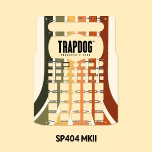 以下が含まれることがあります： Roland SP-404 MKII サンプラー用の白とオレンジのカスタムスキンで、"TRAPDOG PRODUCER'S PLUG"というテキストと、緑、オレンジ、茶色のアクセントが施されたカラフルなデザインが特徴です。