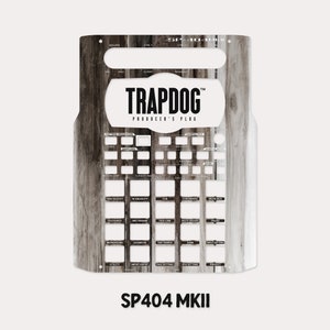 以下が含まれることがあります： Roland SP-404 MKII サンプラー用の白とグレーの木目調デザインスキン。スキンには「TRAPDOG PRODUCER'S PLUG」というテキストが黒で表示されています。