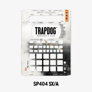 Puede incluir: Una piel personalizada blanca y gris para el sampler SP-404, con un diseño de inspiración japonesa con un pájaro y una escena de montaña. La piel incluye el texto "TRAPDOG PRODUCER'S PLUG" y "SP-404".