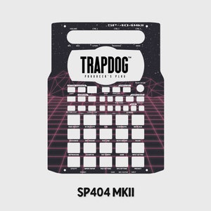 Könnte beinhalten: Eine schwarze und rosafarbene, benutzerdefinierte Haut für den Roland SP-404MKII-Sampler mit dem Text "TRAPDOG PRODUCER'S PLUG" und einem Rastermuster.