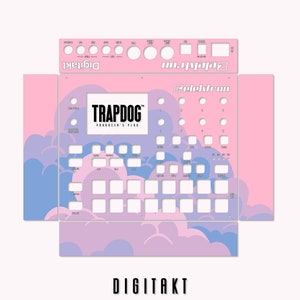 以下が含まれることがあります： Elektron Digitakt ドラムマシン用のピンクとブルーのカスタムスキン。スキンは、白いボックスに「TRAPDOG PRODUCER'S PLUG」というテキストが書かれた雲のデザインが特徴です。