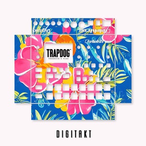 以下が含まれることがあります： Elektron Digitakt ドラムマシン用の青、黄、ピンクの花柄デザインスキン。スキンには「TRAPDOG」と「PRODUCER'S PLUG」のテキストが書かれています。