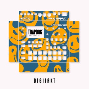以下が含まれることがあります： エレクトロン・デジタクト・サンプラー用の青と黄色のカスタムスキンで、笑顔の顔が繰り返しパターンで描かれています。スキンには「TRAPDOG」と「PRODUCER'S PLUG」のテキストが含まれています。