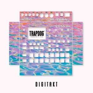 以下が含まれることがあります： Elektron Digitakt サンプラー用のカラフルなスキンで、青、ピンク、紫の水の渦巻き模様が特徴です。スキンには「TRAPDOG」と「PRODUCER'S PLUG」のテキストが含まれています。