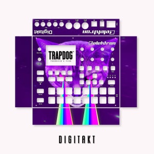 以下が含まれることがあります： Elektron Digitakt サンプラー用のパープルとブラックのスキンのデカールで、猫の顔のグラフィックと「TRAPDOG PRODUCER'S PUG」のテキストが書かれています。